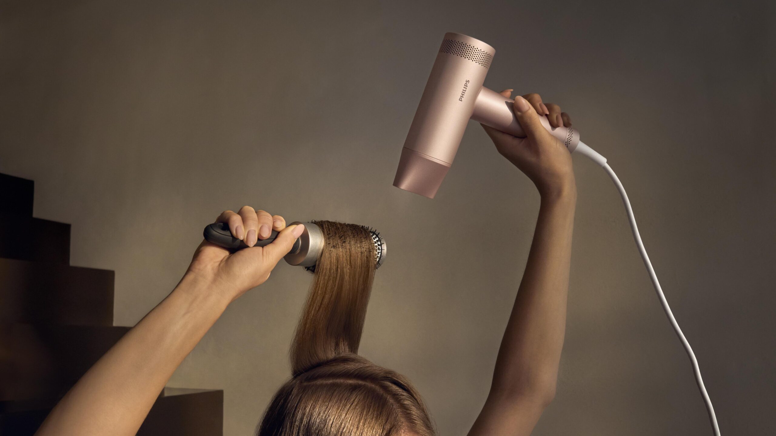 Suszarka do włosów z jonizacją – koniec z elektryzującymi się włosami